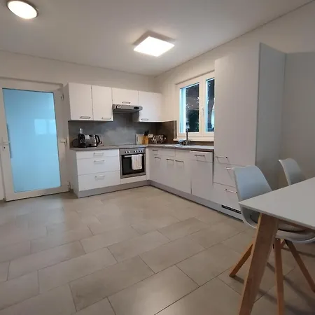 Διαμέρισμα Crown Living Design - Ideal Fuer Feriengaeste Und Geschaeftsreisende, Kostenloser Parkplatz, Wlan, Kueche, Self Check-in