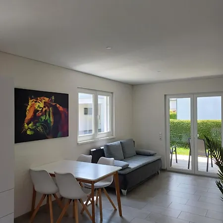 Διαμέρισμα Crown Living Design - Ideal Fuer Feriengaeste Und Geschaeftsreisende, Kostenloser Parkplatz, Wlan, Kueche, Self Check-in *